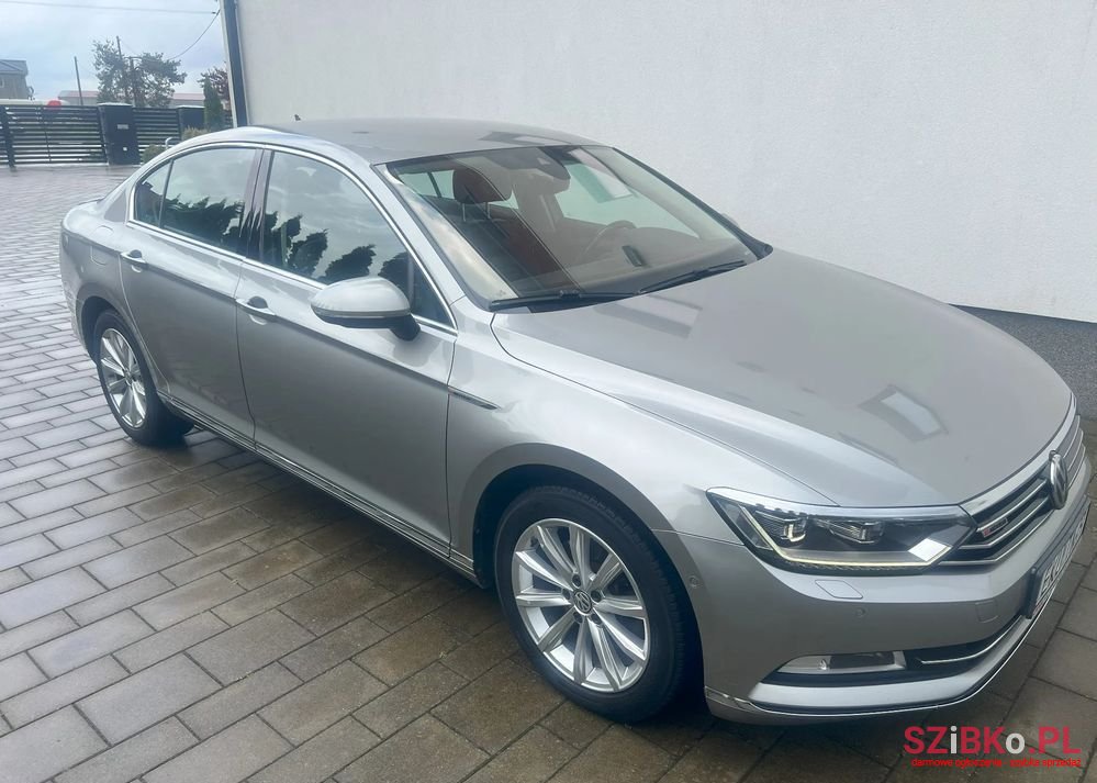 2015' Volkswagen Passat photo #2