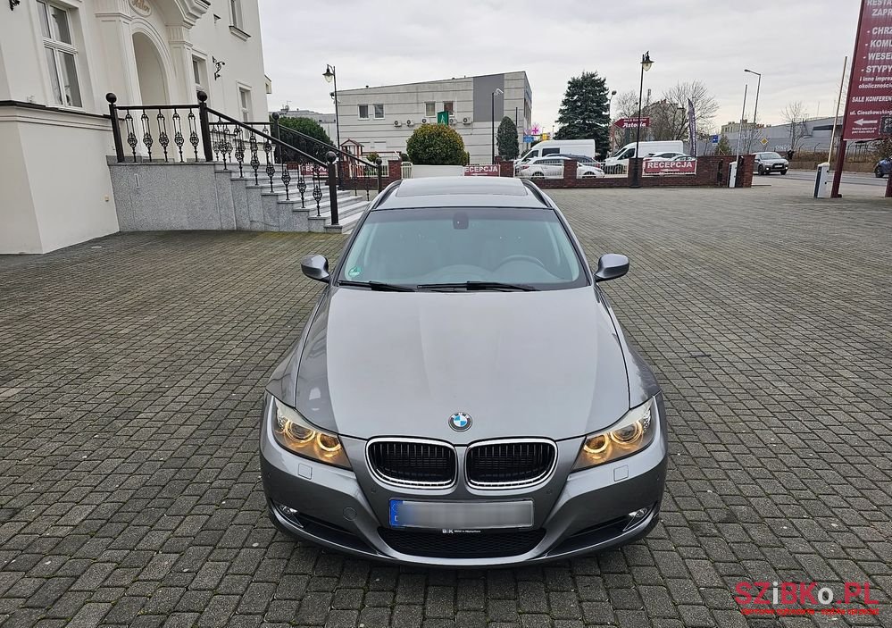 2011' BMW 3 Series photo #2