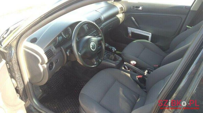 2004' Volkswagen Passat photo #2