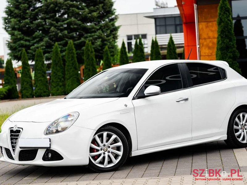 2012' Alfa Romeo Giulietta photo #3