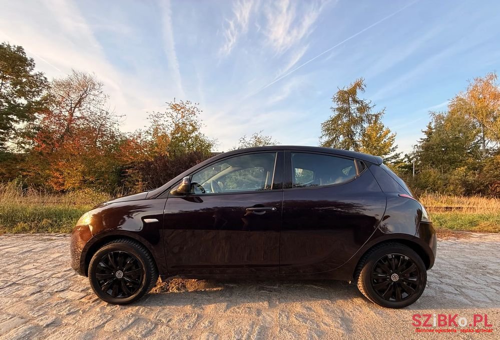 2013' Lancia Ypsilon photo #1