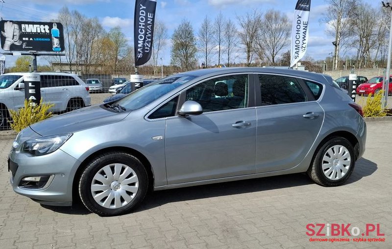 2013' Opel Astra photo #2