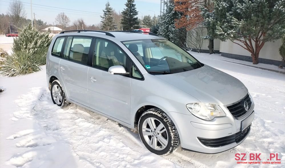 2009' Volkswagen Touran photo #2