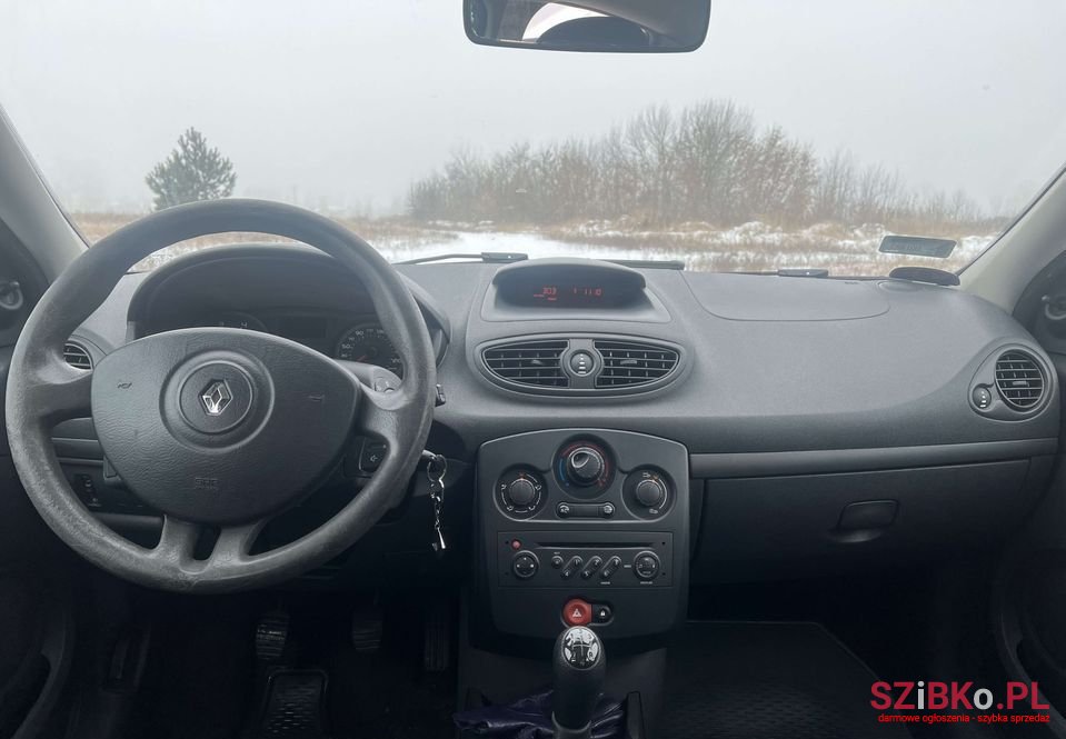 2008' Renault Clio photo #2