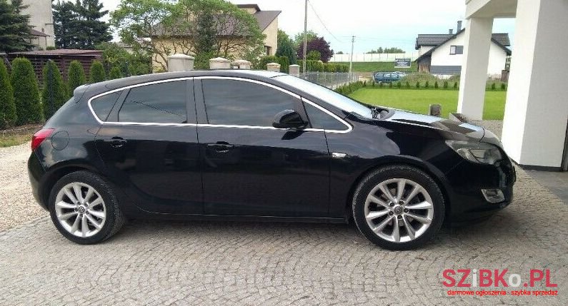 2010' Opel Astra photo #1