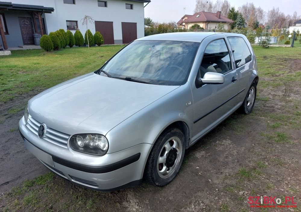 2001' Volkswagen Golf photo #3