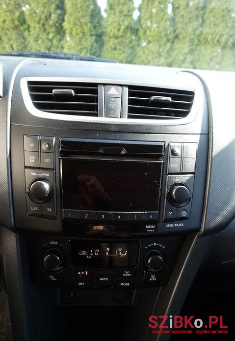 2010' Suzuki Swift photo #5