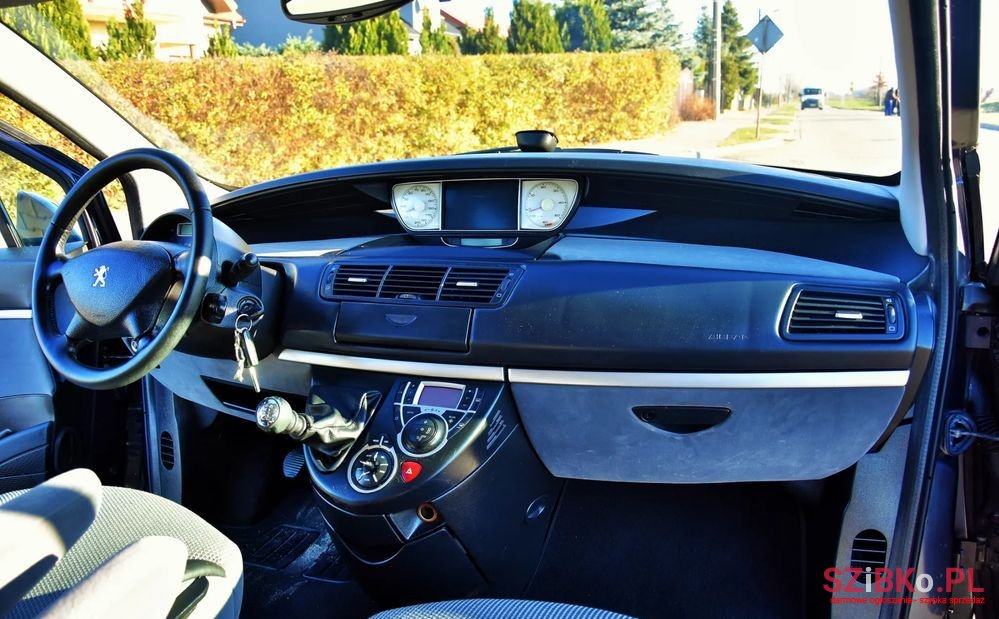 2009' Peugeot 807 2.0 Hdi Premium photo #2