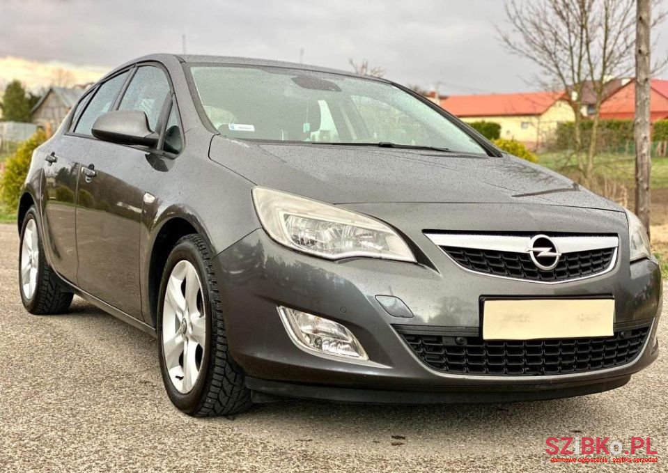 2010' Opel Astra photo #3