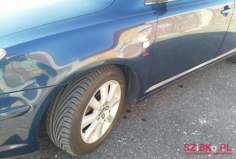 2004' Toyota Avensis photo #3