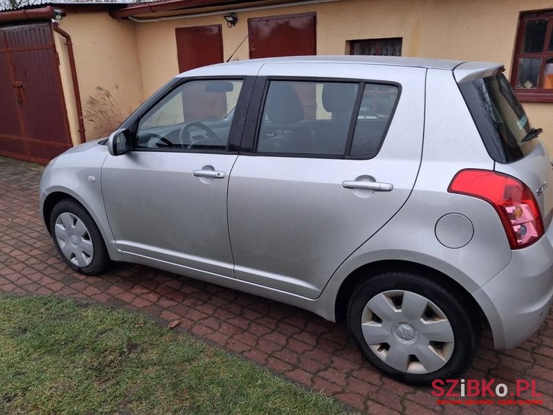 2009' Suzuki Swift 1.3 Sakura photo #1