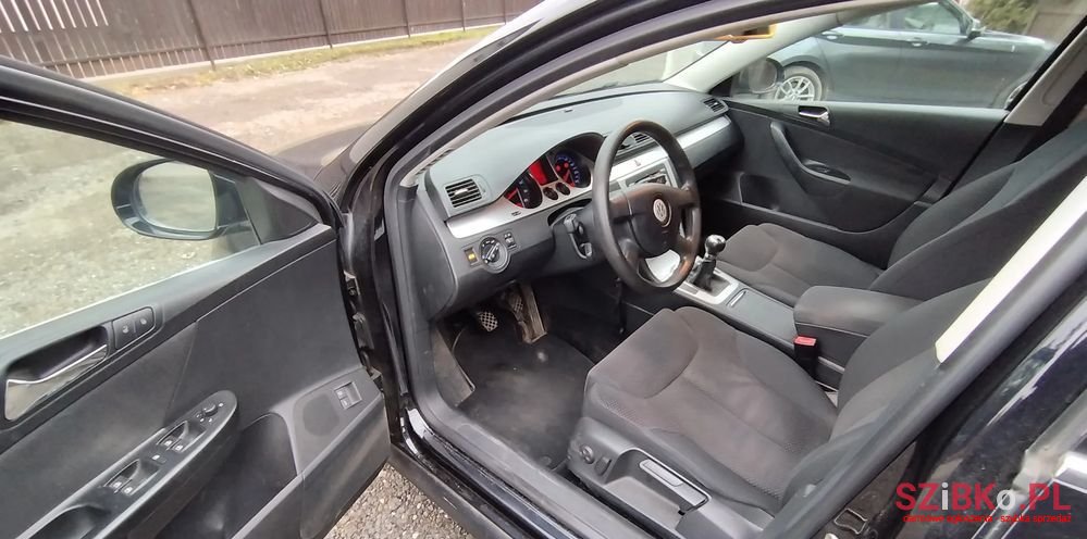 2008' Volkswagen Passat photo #5