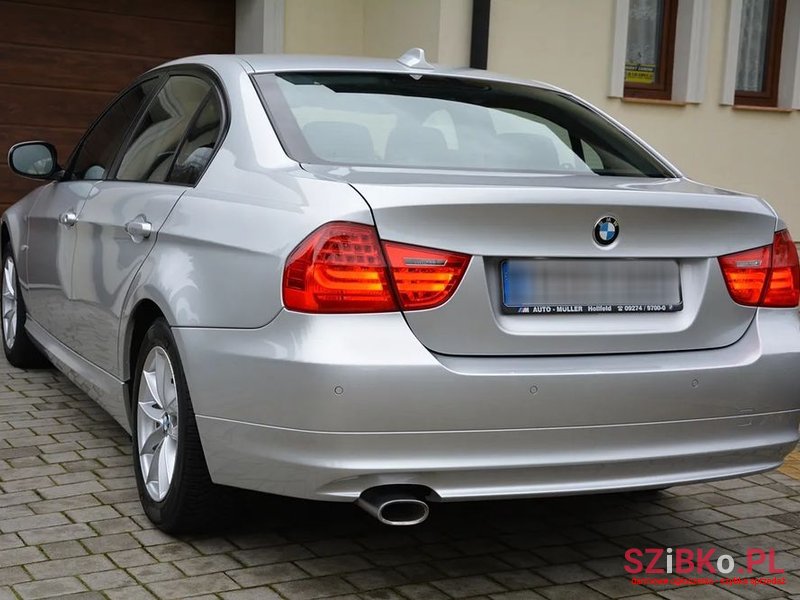 2010' BMW 3 Series 320D photo #2