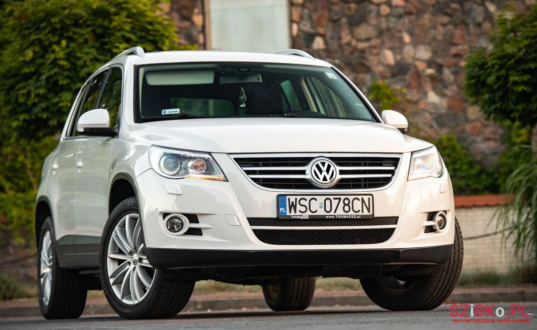 2011' Volkswagen Tiguan photo #1