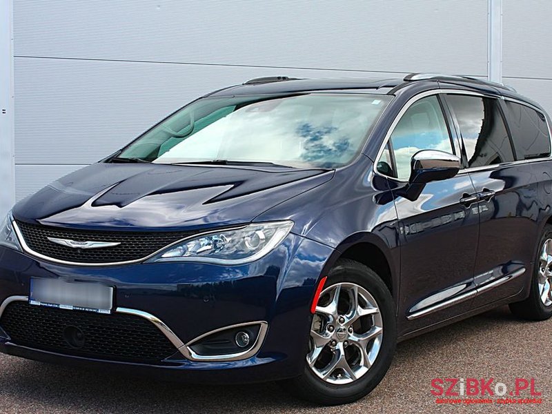 2017' Chrysler Pacifica photo #1