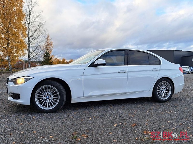 2012' BMW 3 Series 320D photo #1