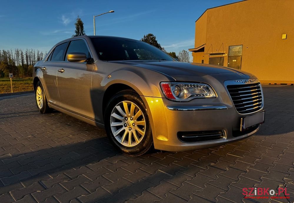 2013' Chrysler 300 photo #5
