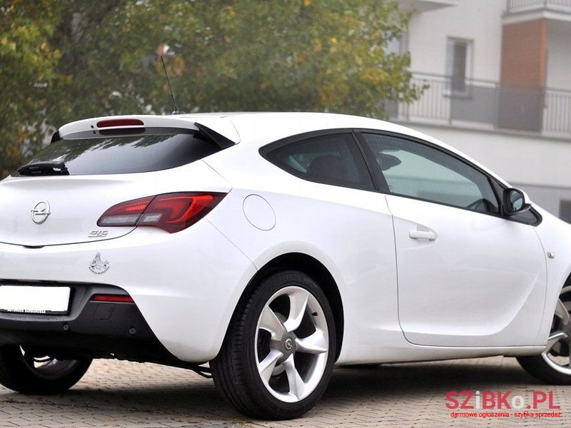 2011' Opel Astra photo #4