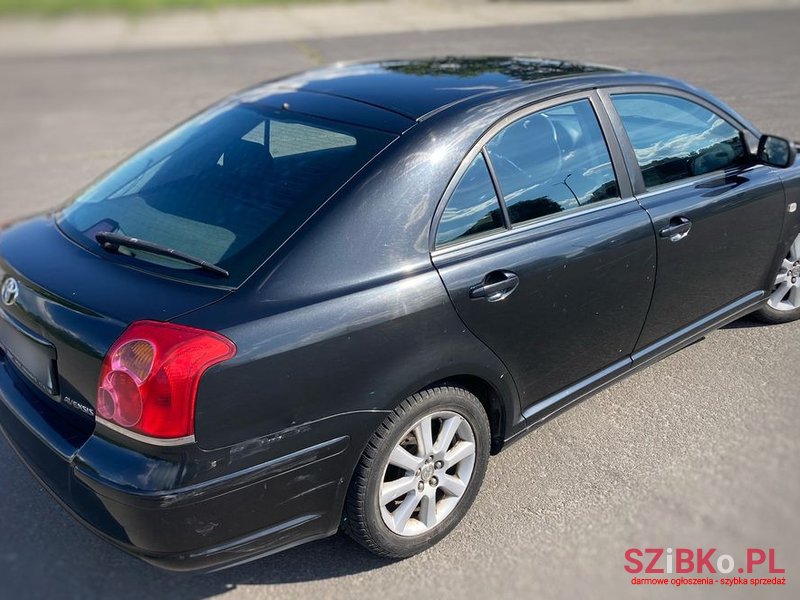 2004' Toyota Avensis photo #4