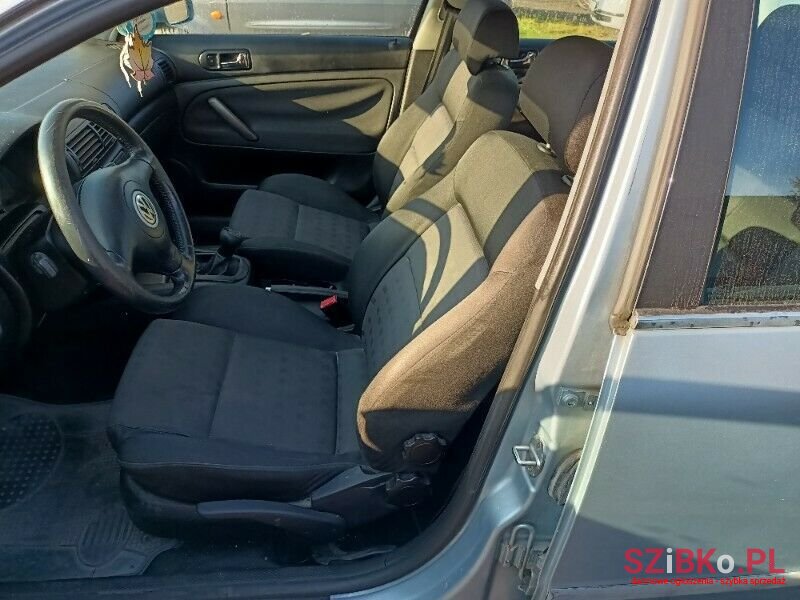 2001' Volkswagen Passat photo #5