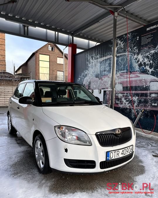 2008' Skoda Fabia photo #2