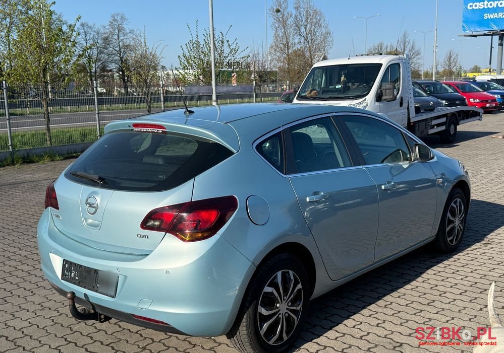 2011' Opel Astra photo #5
