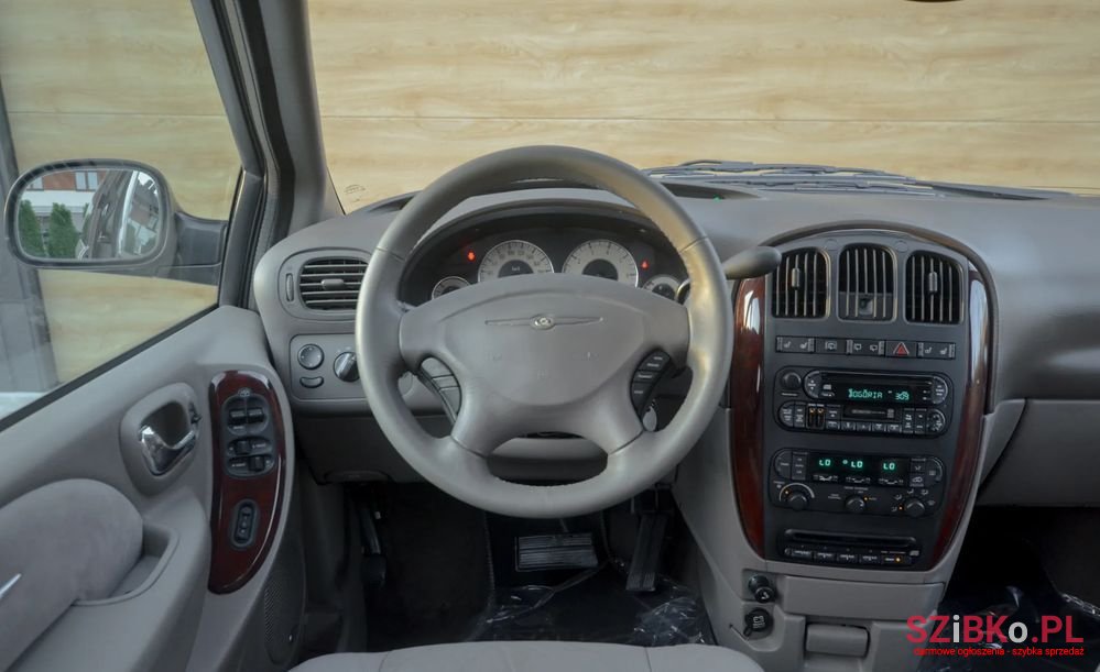 2001' Chrysler Grand Voyager photo #3