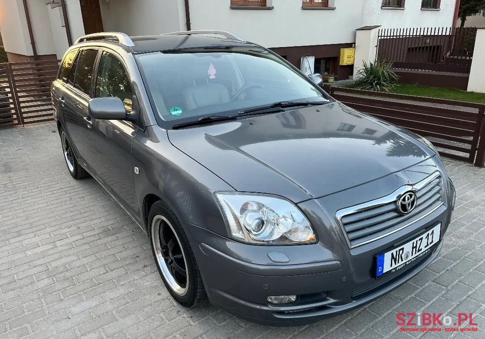 2004' Toyota Avensis photo #2