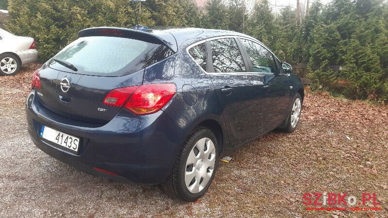 2010' Opel Astra photo #4