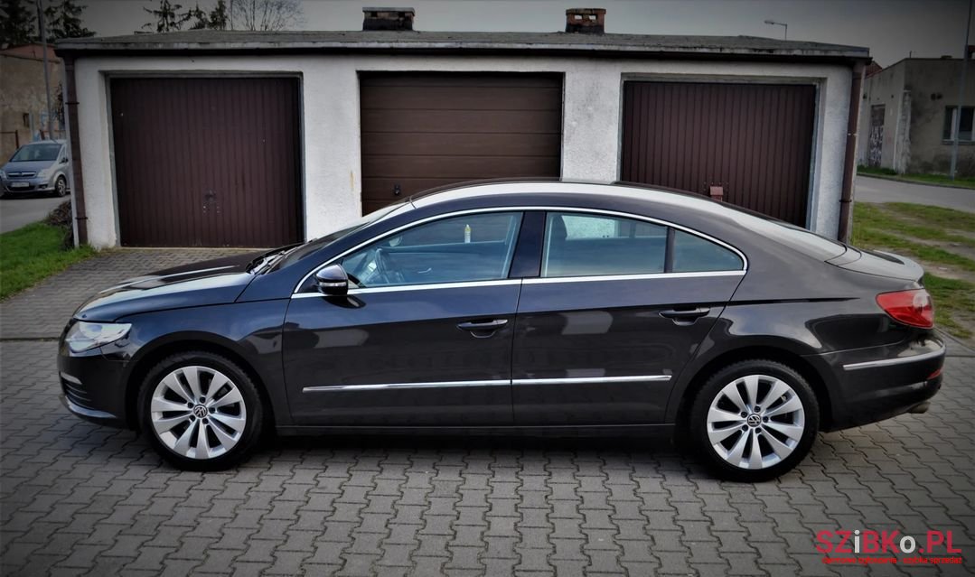 2010' Volkswagen Passat photo #4