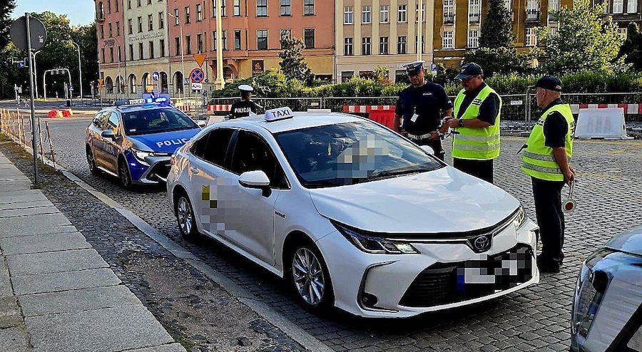 Taksówkarze i kierowcy na aplikacje pod kontrolą. Policja sprawdziła 100 osób