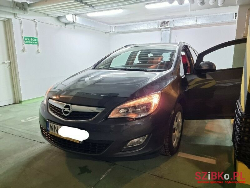 2012' Opel Astra photo #3