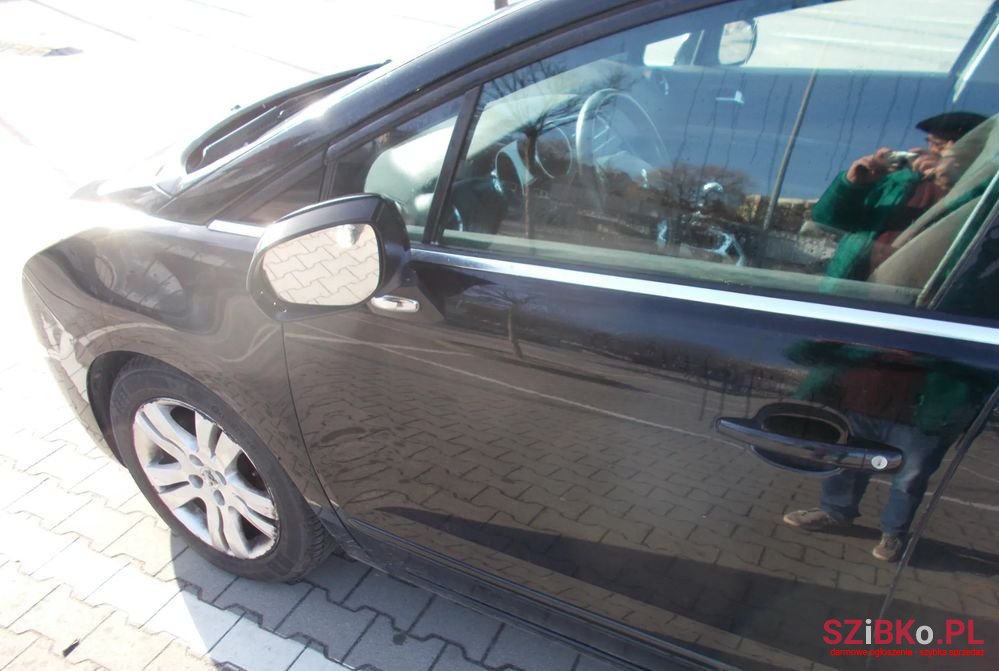 2011' Peugeot 5008 photo #6