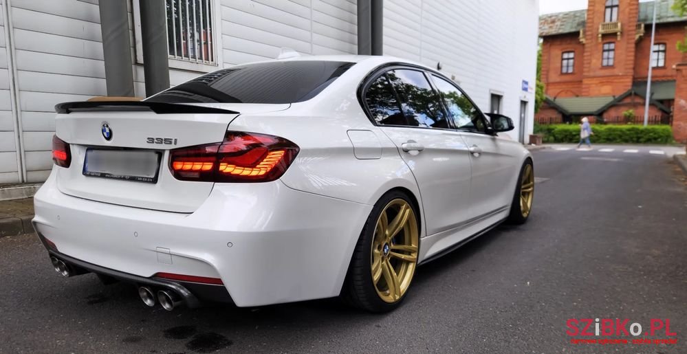 2015' BMW 3 Series photo #4