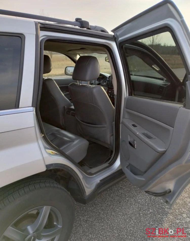 2005' Jeep Grand Cherokee photo #2