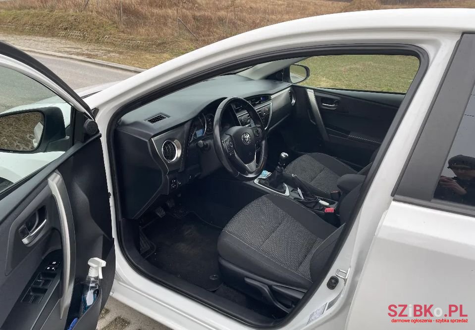 2015' Toyota Auris photo #5
