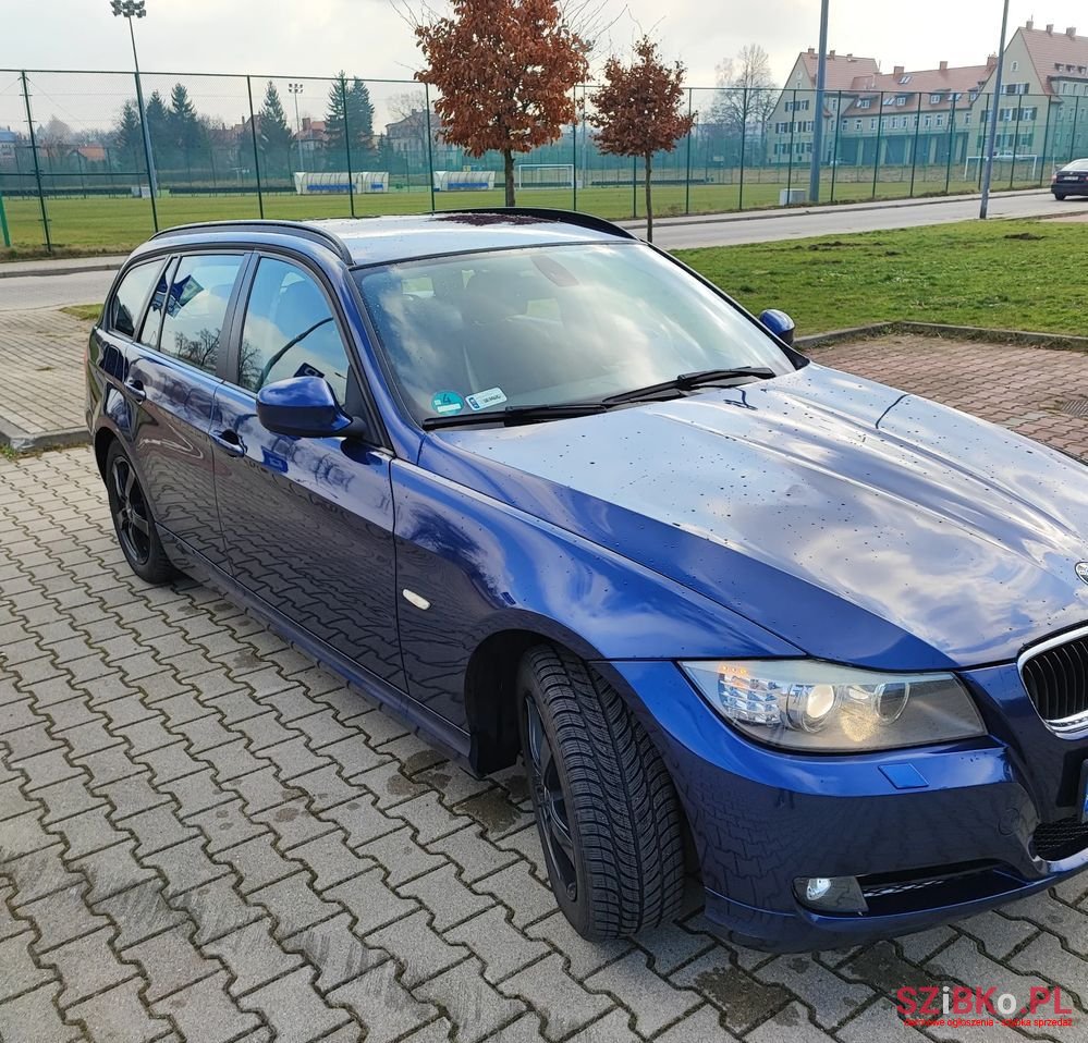 2010' BMW 3 Series photo #2