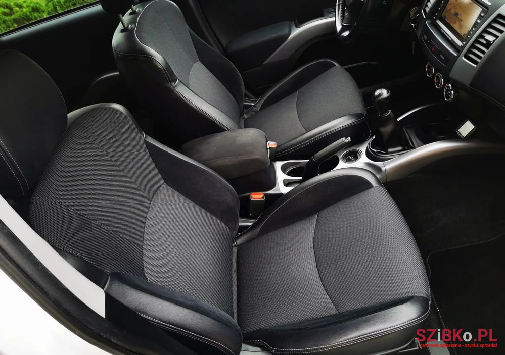 2010' Mitsubishi Outlander photo #6