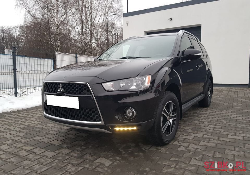 2010' Mitsubishi Outlander photo #2