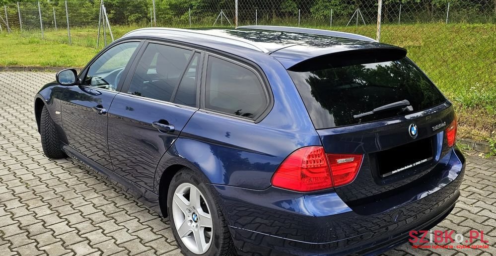 2011' BMW 3 Series 320D Luxury Line photo #5
