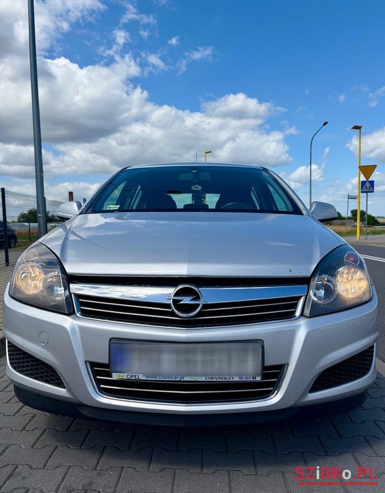 2011' Opel Astra 1.6 Enjoy photo #2