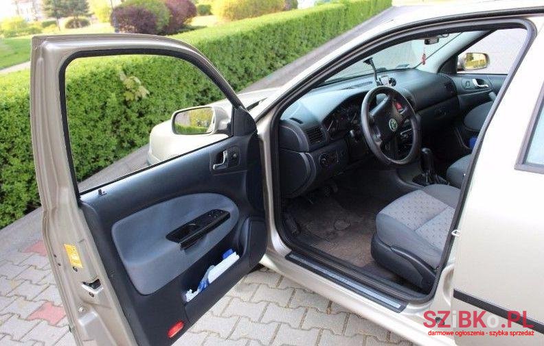 2005' Skoda Octavia photo #2