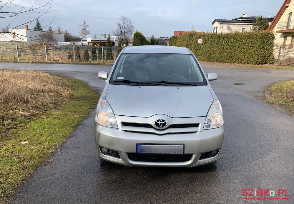 2006' Toyota Corolla Verso 2.2 D-4D Sol photo #3