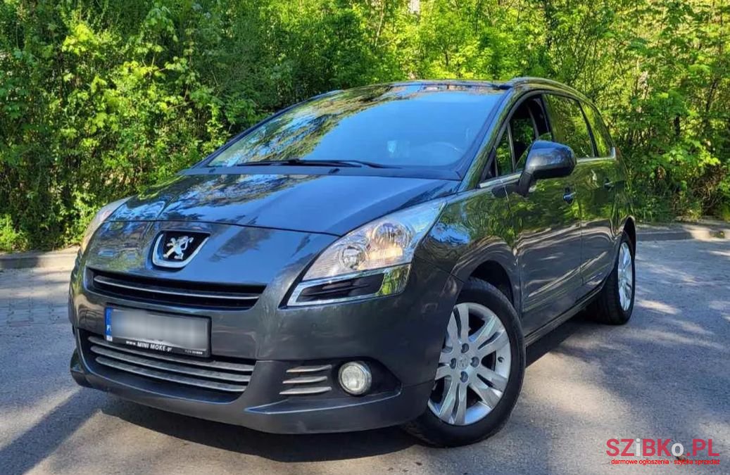 2012' Peugeot 5008 photo #1