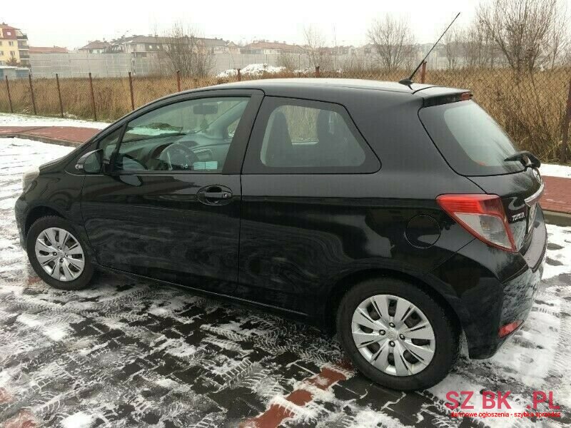 2011' Toyota Yaris photo #2