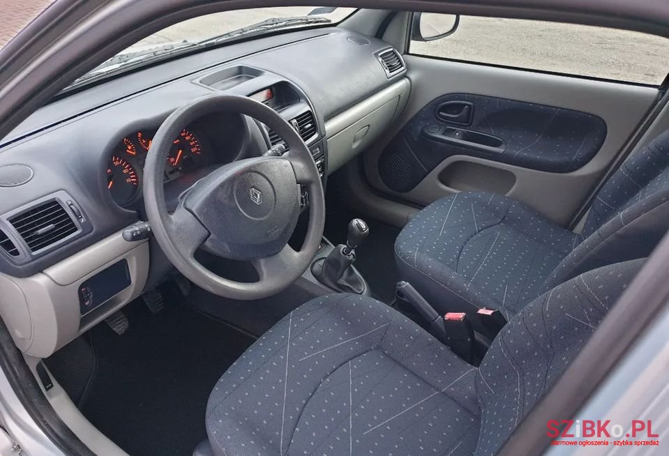 2002' Renault Clio photo #5