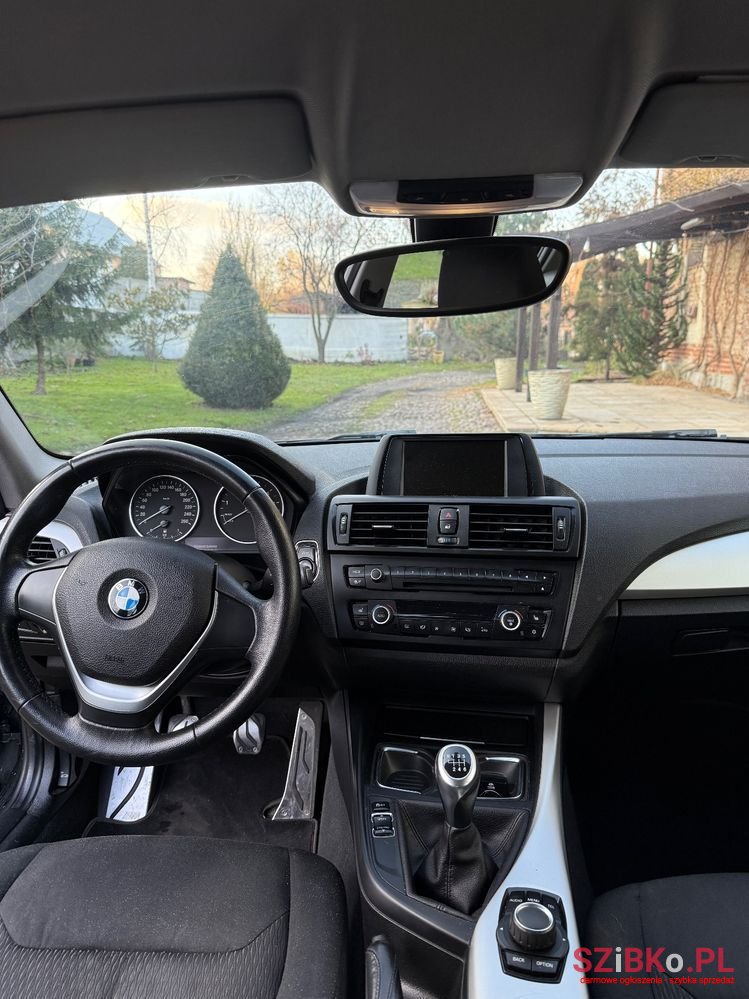 2011' BMW 1 Series 116I photo #6