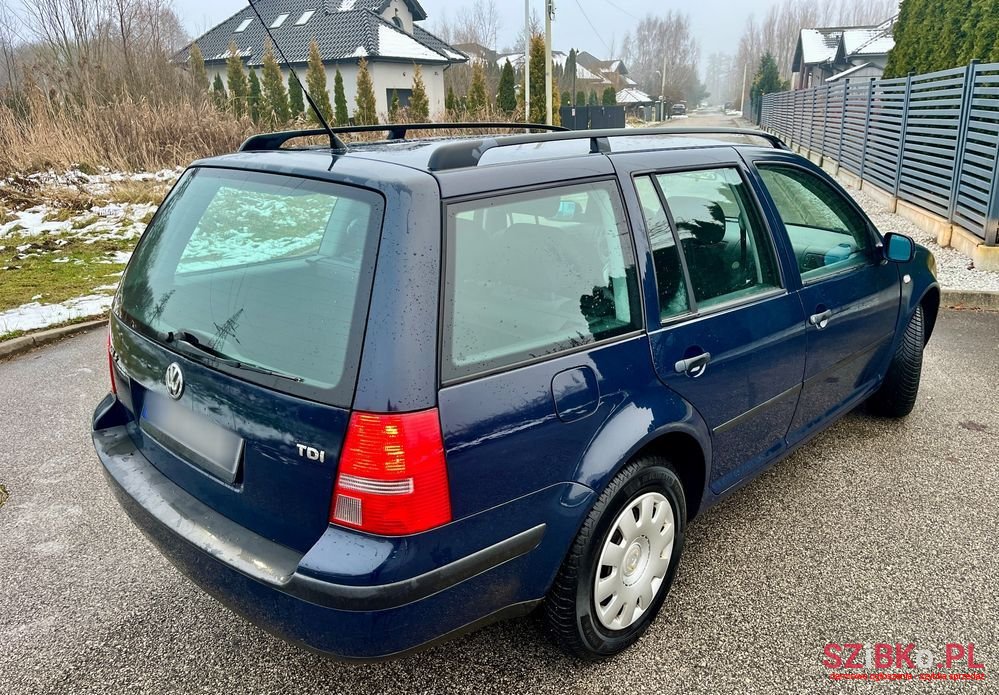 2004' Volkswagen Golf photo #3