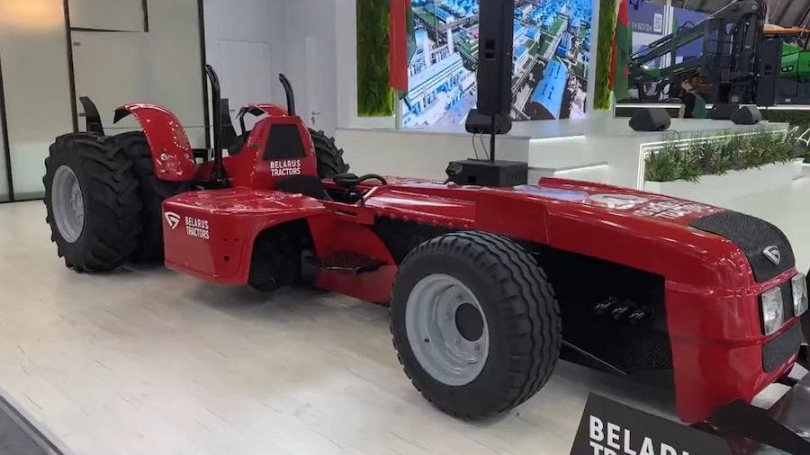Białoruski przemysł motoryzacyjny kwitnie. Traktor-bolid ma się rozpędzać do 320 km/h, tylko po co?