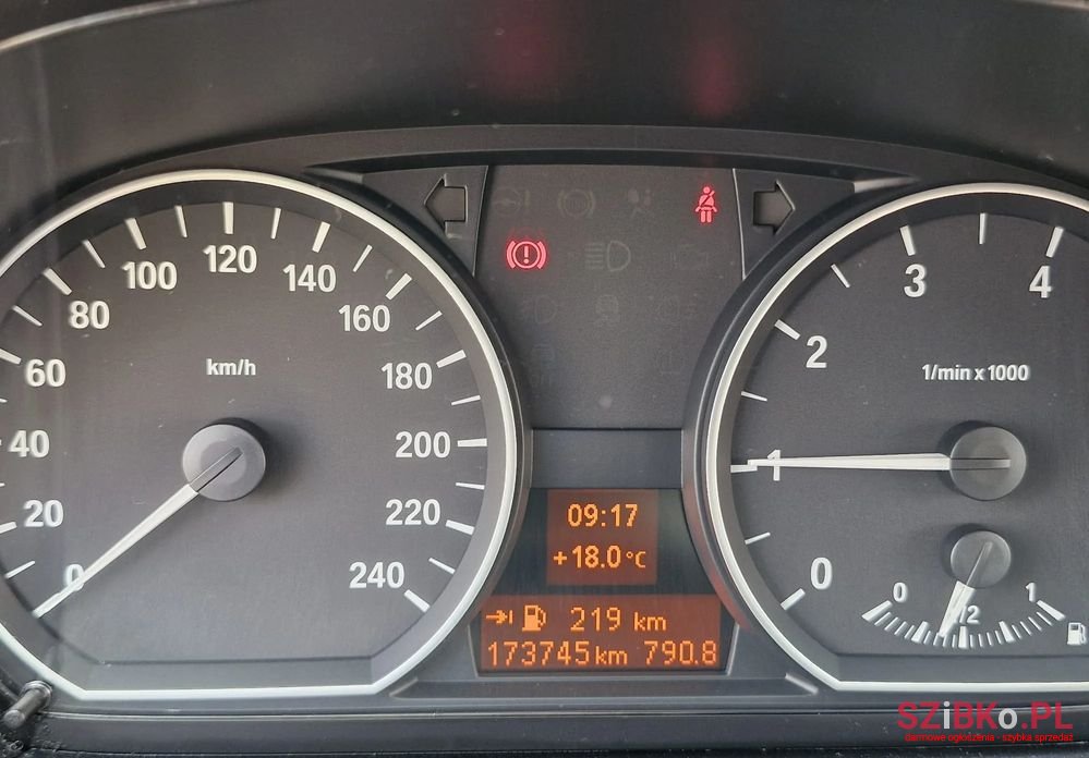 2011' BMW 1 Series 116I photo #4